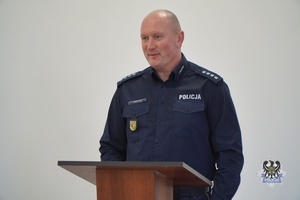 Na zdjęciu policjanci podczas odprawy służbowej.