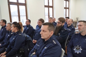 Na zdjęciu policjanci podczas odprawy służbowej.