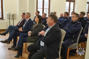 Na zdjęciu policjanci oraz włodarze gmin powiatu wałbrzyskiego podczas odprawy służbowej.