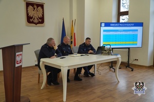 Na zdjęciu policjanci podczas odprawy służbowej.