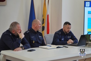 Na zdjęciu policjanci podczas odprawy służbowej.