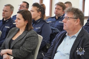 Na zdjęciu policjanci oraz włodarze gmin powiatu wałbrzyskiego podczas odprawy służbowej.
