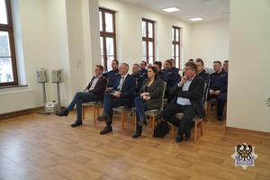 Na zdjęciu policjanci oraz włodarze gmin powiatu wałbrzyskiego podczas odprawy służbowej.