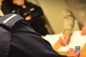 Na zdjęciu policjanci wykonują czynności z zatrzymanym mężczyzna.