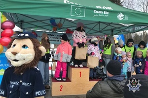 Na zdjęciu policjanci oraz policyjna maskotka na biegu krasnali.