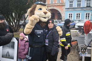 Na zdjęciu policyjna maskotka oraz mieszkańcy Mieroszowa.