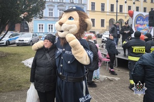 Na zdjęciu policyjna maskotka oraz mieszkańcy Mieroszowa.