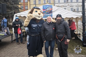 Na zdjęciu policyjna maskotka oraz mieszkańcy Mieroszowa.
