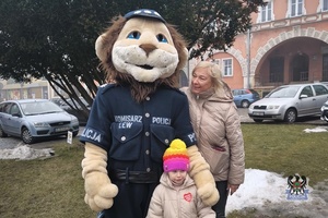 Na zdjęciu policyjna maskotka oraz mieszkańcy Mieroszowa.