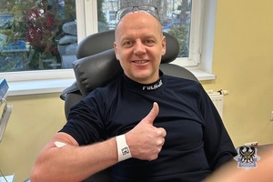 Naz zdjęciu policjanci oddający krew.