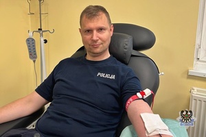 Naz zdjęciu policjanci oddający krew.