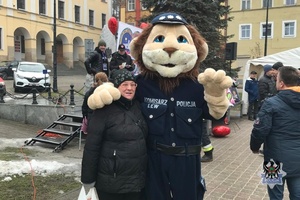 Na zdjęciu Komisarz Lew oraz uczestnicy Wielkiej Orkiestry Świątecznej Pomocy.