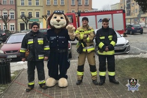 Na zdjęciu Komisarz Lew oraz uczestnicy Wielkiej Orkiestry Świątecznej Pomocy.