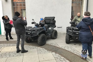 Na zdjęciu policyjne quady oraz mieszkańcy.