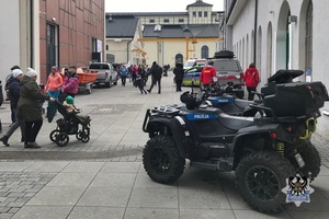 Na zdjęciu policyjne quady oraz mieszkańcy.