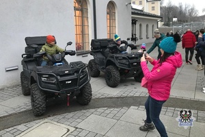 Na zdjęciu policyjne quady oraz mieszkańcy.