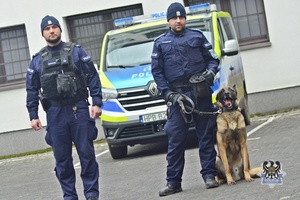 Na zdjęciu policjanci oraz pies służbowy.