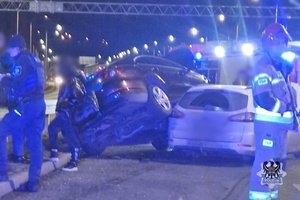 Na zdjęciu służby ratownicze oraz uszkodzone pojazdy.