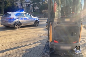 Na zdjęciu koparka, która jechał nietrzeźwy kierujący oraz radiowóz.