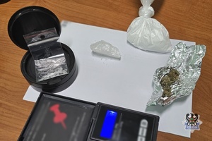 Na zdjęciu zabezpieczone różnego rodzaju narkotyki.