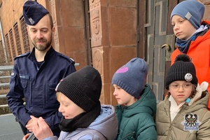Na zdjęciu policjant oraz dzieci, które odwiedziły Komendę Miejską Policji w Wałbrzychu.