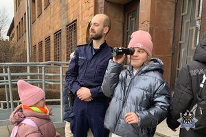 Na zdjęciu policjant oraz dzieci, które odwiedziły Komendę Miejską Policji w Wałbrzychu.