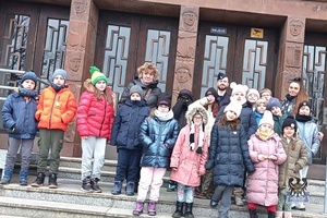 Na zdjęciu policjant oraz dzieci, które odwiedziły Komendę Miejską Policji w Wałbrzychu.