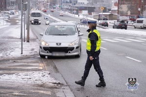 Na zdjęciu policjantka i kontrolowany samochód.