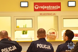 Na zdjęciu policjanci podczas wizyty w Centrum Krwiodawstwa i Krwiolecznictwa w Wałbrzychu.