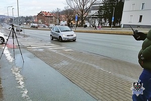 Na zdjęciu nieumundurowany policjant podczas akcji na ul. Sikorskiego.