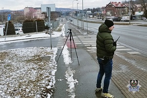 Na zdjęciu nieumundurowany policjant podczas akcji na ul. Sikorskiego.