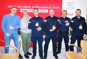 Na zdjęciu policjanci podczas akcji oddawania krwi.