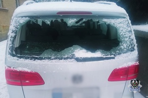 Na zdjęciu uszkodzona szyba w samochodzie osobowym.