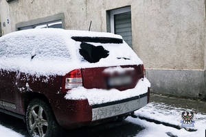 Na zdjęciu uszkodzona szyba w samochodzie osobowym.