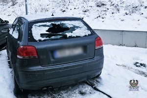 Na zdjęciu uszkodzona szyba w samochodzie osobowym.