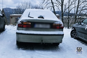 Na zdjęciu uszkodzona szyba w samochodzie osobowym.