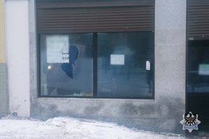 Na zdjęciu uszkodzona szyba witryny sklepowej.