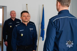 Na zdjęciu policjanci podczas odprawy służbowej.