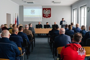 Na zdjęciu policjanci podczas odprawy służbowej.