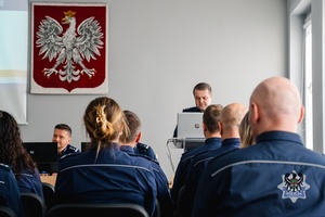 Na zdjęciu policjanci podczas odprawy służbowej.