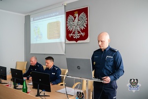 Na zdjęciu policjanci podczas odprawy służbowej.