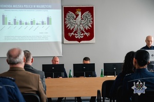 Na zdjęciu policjanci podczas odprawy służbowej.
