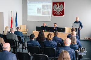 Na zdjęciu policjanci podczas odprawy służbowej.