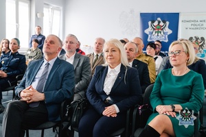 Na zdjęciu policjanci podczas odprawy służbowej.