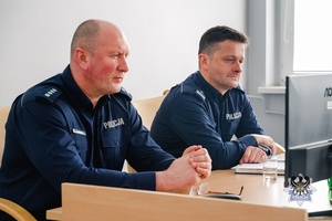 Na zdjęciu policjanci podczas odprawy służbowej.