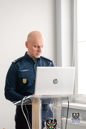 Na zdjęciu policjanci podczas odprawy służbowej.