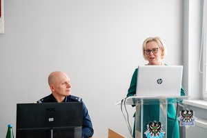 Na zdjęciu policjanci podczas odprawy służbowej.