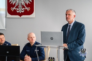 Na zdjęciu policjanci podczas odprawy służbowej.