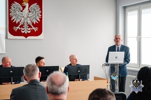 Na zdjęciu policjanci podczas odprawy służbowej.