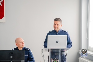 Na zdjęciu policjanci podczas odprawy służbowej.